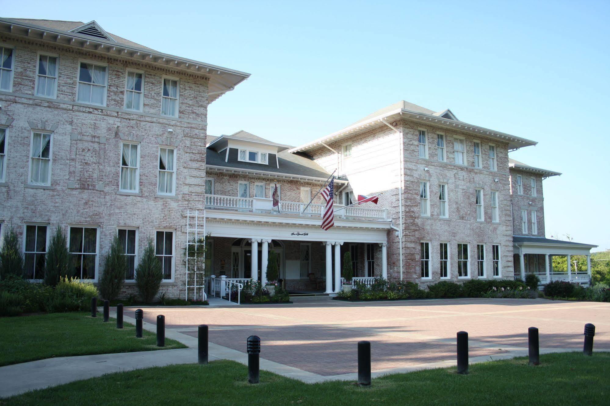 Inn At Carnall Hall Fayetteville Kültér fotó